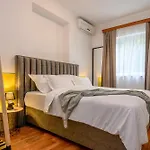 Yellow House With Private Parking By Adex Travel Affittacamere 4*