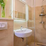 Yellow House With Private Parking By Adex Travel Affittacamere