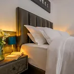 Yellow House With Private Parking By Adex Travel Pensión