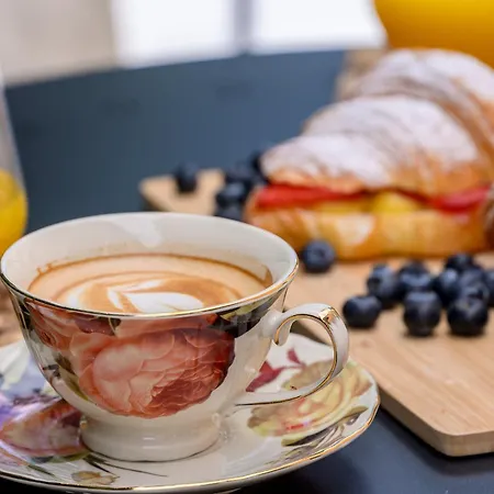 Pensión Yellow House With Private Parking