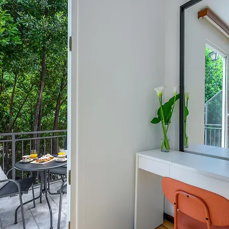 Yellow House With Private Parking Pensión 4*