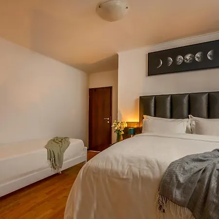 Yellow House With Private Parking 4*