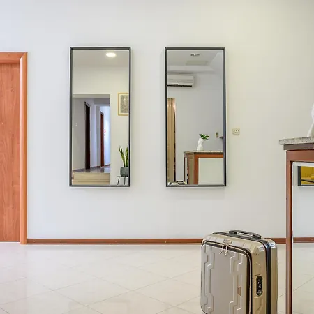 Pensión Yellow House With Private Parking