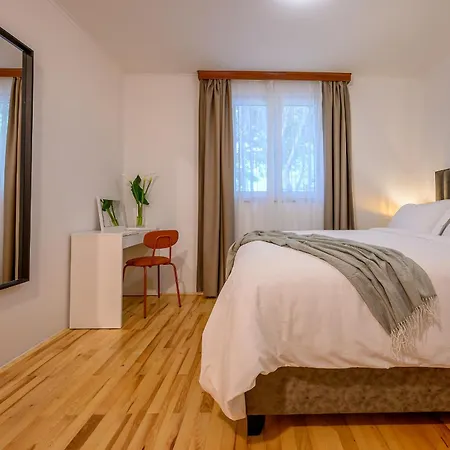 Yellow House With Private Parking 4* Split