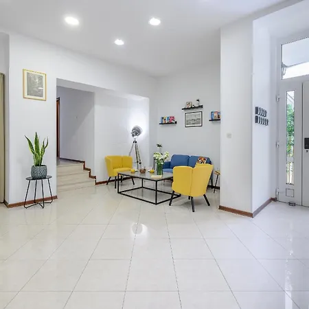 Pensión Yellow House With Private Parking