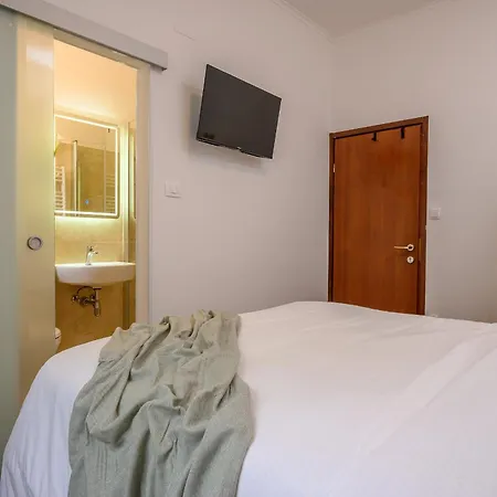 Yellow House With Private Parking Pensión Split