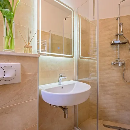 Yellow House With Private Parking Pensión