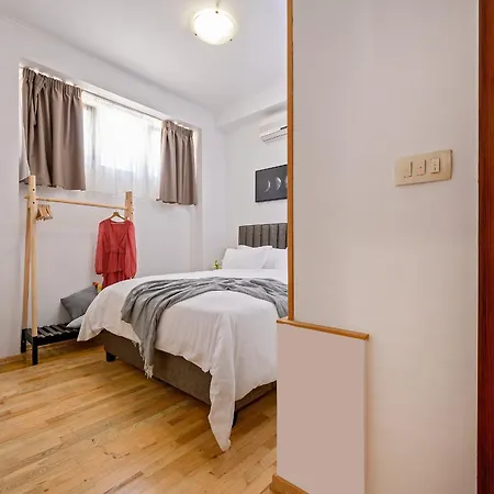 Yellow House With Private Parking