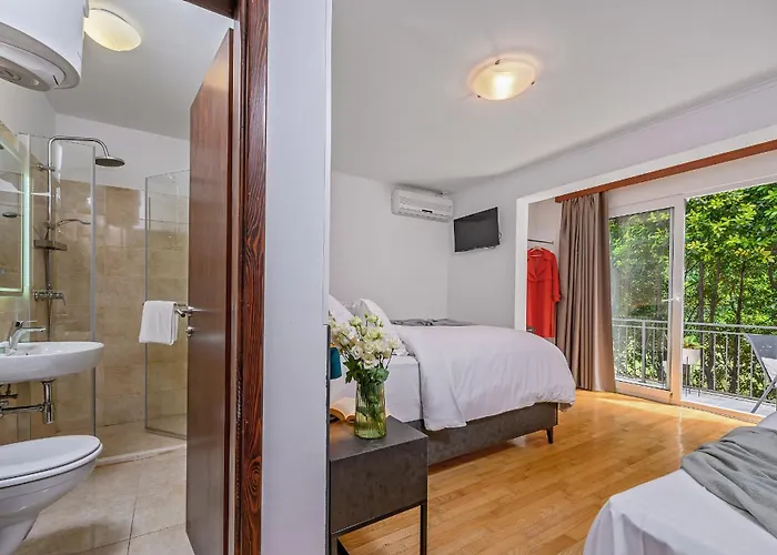 Gostinjska kuća Yellow House With Private Parking 4*