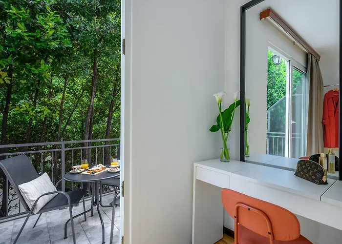 Yellow House With Private Parking Gostinjska kuća 4*