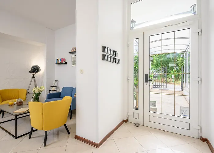 Yellow House With Private Parking Gostinjska kuća 4*