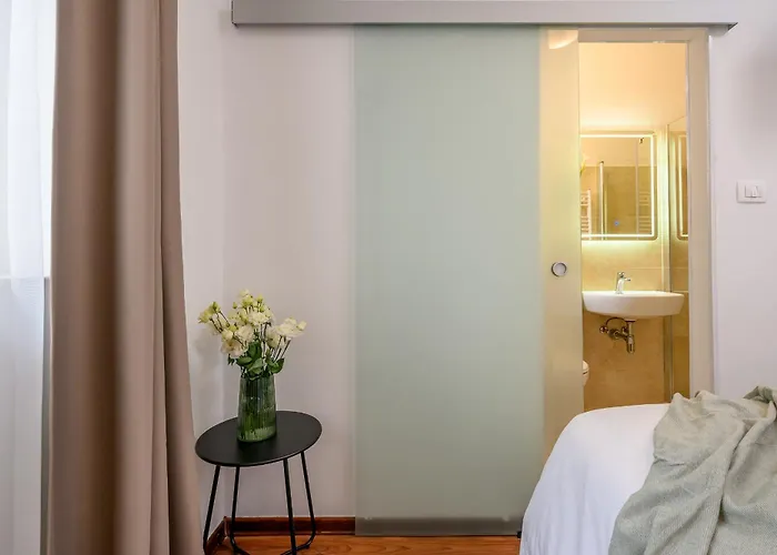 Yellow House With Private Parking Gostinjska kuća 4*