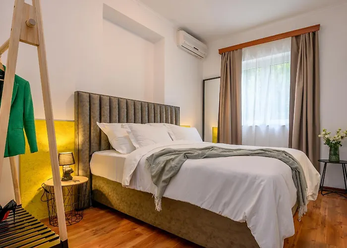 Yellow House With Private Parking Gostinjska kuća 4*