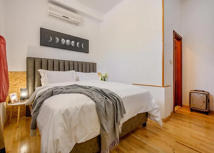 Yellow House With Private Parking Gostinjska kuća 4*