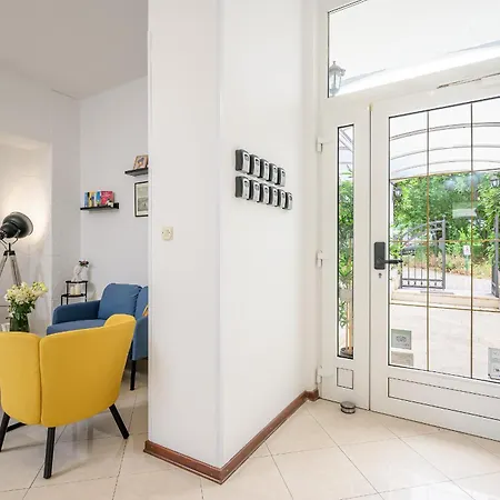 Yellow House With Private Parking ゲストハウス 4*