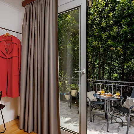 Yellow House With Private Parking ゲストハウス