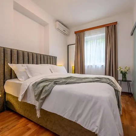 Yellow House With Private Parking Guest house