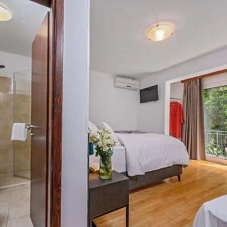 Guest house Yellow House With Private Parking 4*