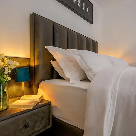 Yellow House With Private Parking By Adex Travel Maison d'hôtes