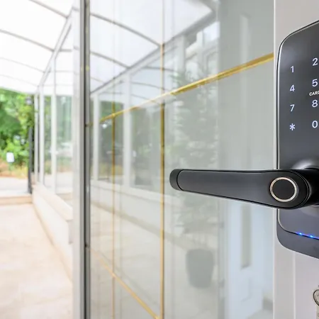 Yellow House With Private Parking 4*