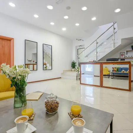 Yellow House With Private Parking By Adex Travel Maison d'hôtes