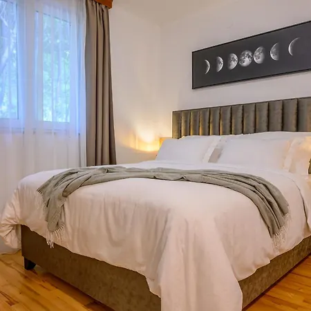 Yellow House With Private Parking By Adex Travel Maison d'hôtes Split