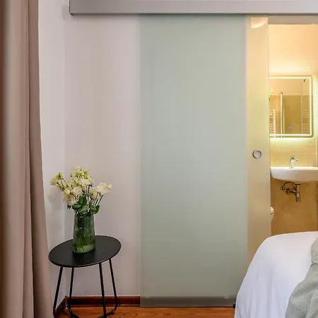 Yellow House With Private Parking Affittacamere 4*