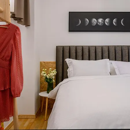 Yellow House With Private Parking